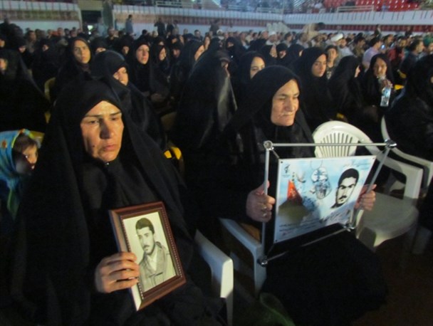 حضور مادران شهید با قاب عکس فرزندان خود در کنگره شهدای استان سمنان به روایت تصویر