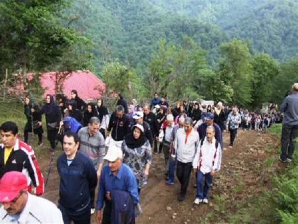 کوهنوردی خانوادگی در طبیعت بهاری ارتفاعات آستارا