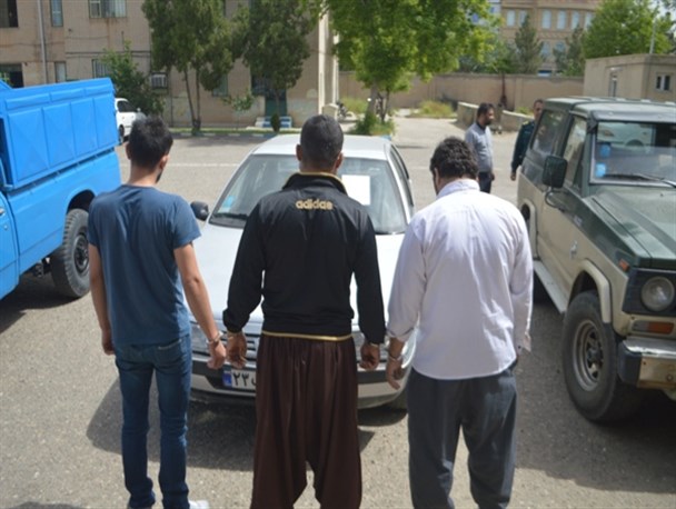 دستبند پلیس بر دستان سارقان حرفه ای خودرو/دستگیری سه سارق و کشف شش خودروی سرقتی در میاندوآب