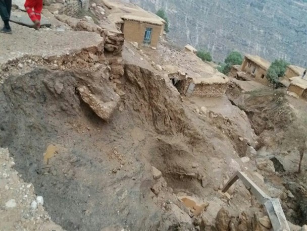 اسکان اضطراری سیل زدگان بخش منج شهرستان لردگان/ آب و برق قطع است