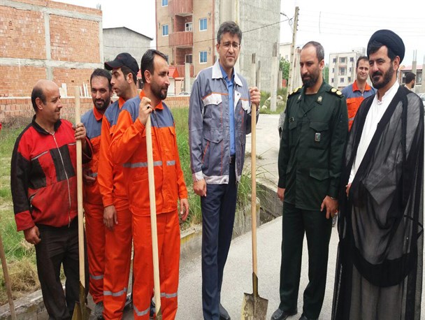 وقتی شهردار و کارمندان شهردای به نظافت شهر می پردازند!!!