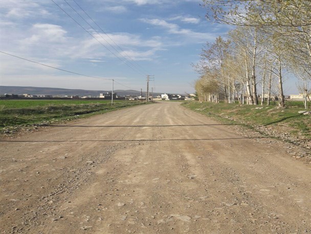 نارضایتی دانشجویان پیام نور هریس از وضعیت نامناسب مسیر خاکی دانشگاه