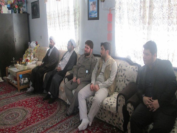 مسئول نمایندگی ولی فقیه سپاه مقداد رشت با خانواده شهید پور احمدی دیدار کرد