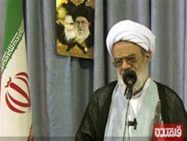 امام جمعه از مدعیان مرجعیت که جمهوری اسلامی را زیر سوال می برند، گله کرد