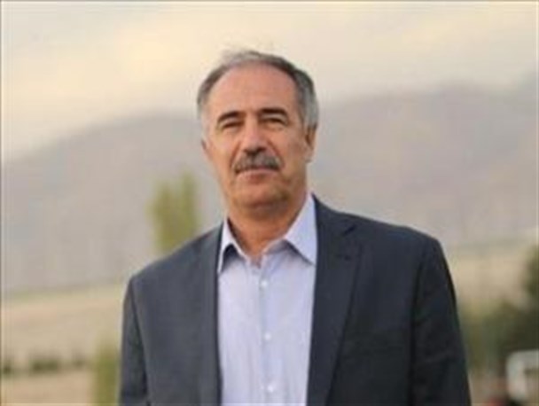 اولیویرا تنها گزینه ماست / احمدزاده دوست دارد در تراکتورسازی بماند / فقط با بازیکنانی مذاکره می‌کنیم که در لیست تونی باشند