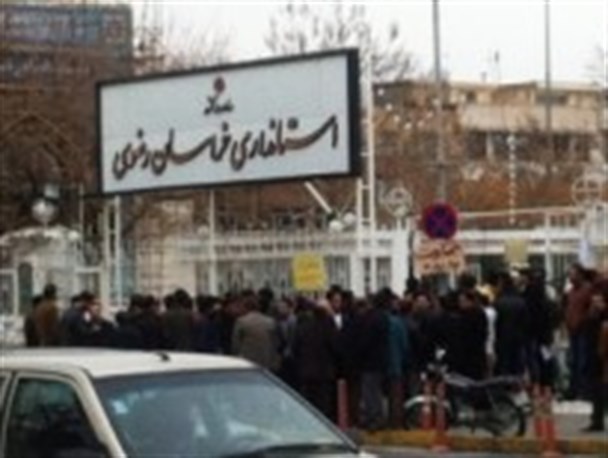 تجمع کارمندان موسسه منحل شده «میزان» مقابل استانداری خراسان رضوی