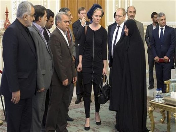 حجاب نامتعارف نماینده پارلمان اروپا و بی توجهی وزارت خارجه