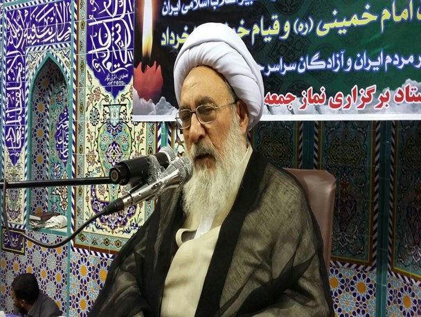 مساجد باید به سنگر مقابله با توطئه های دشمنان تبدیل شود