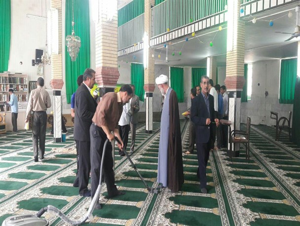 مساجد کنگاور در آستانه ماه مبارک رمضان غبار روبی شد