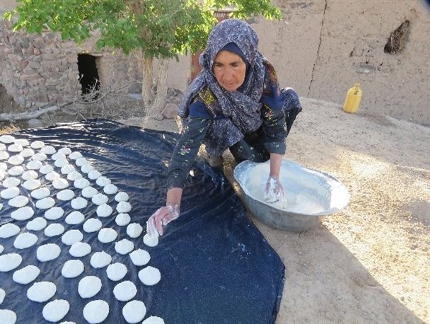 تولید کشک محلی(قورت) در روستای «گیت» شهرستان درمیان