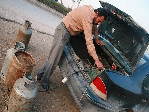 سوختگیری غیر مجاز خودروهای LPG سوز در شهرک توحیدی شاهرود/ نارضایتی ساکنان از انتشار بوی گاز