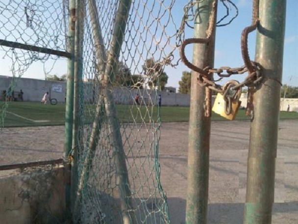 چمن مصنوعی روستای عالی حسینی توسط دهیار دو قفله شد/کودکان در آرزوی بازی در زمین روستا