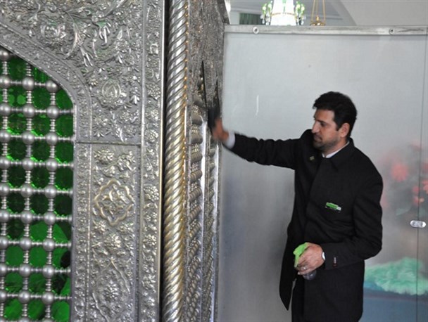 مراسم آئین غبارروبی ضریح امامزادگان ناصر(ع) و یاسر(ع)