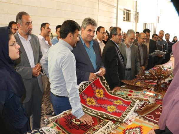 نمایشگاه و غرفه صنایع دستی شهرستان بوئین زهرا افتتاح شد