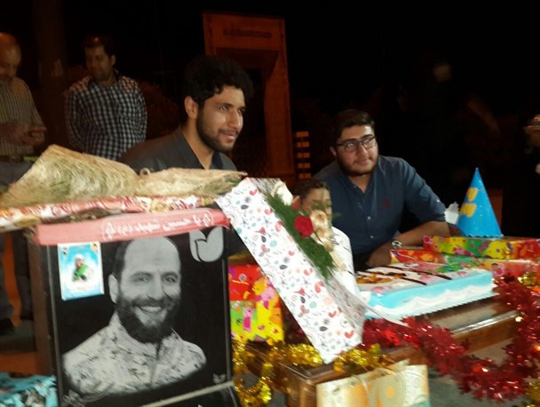 جشن تولد پسر شهید مدافع حرم بر سر مزار پدر
