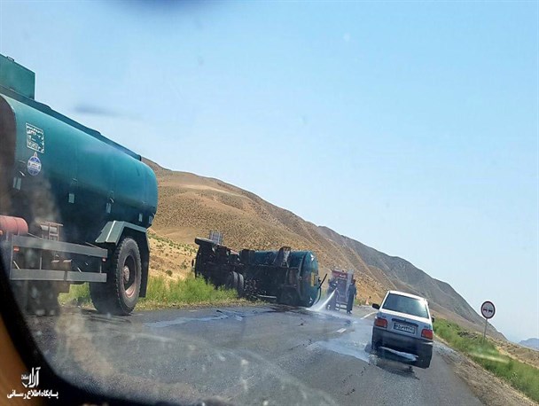 واژگونی تانکر حمل سوخت در جاده پارس آباد + عکس