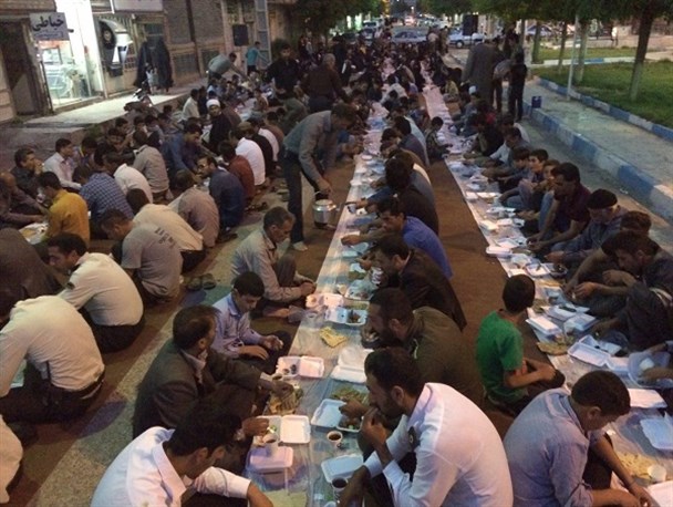 سفره افطاری ساده در خیابان‌های جاورسیان گسترده شد