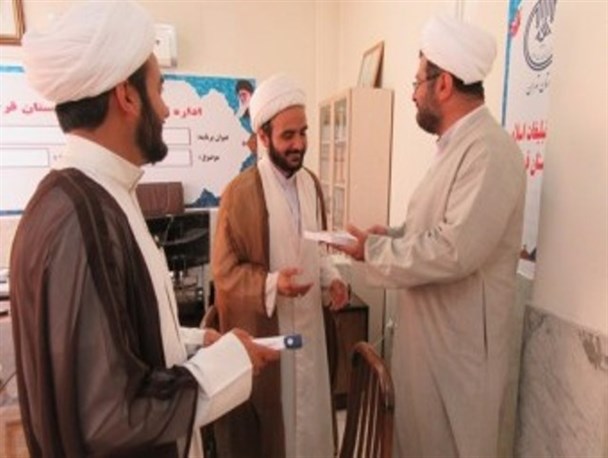 توزیع کتب «ره توشه» در بین مبلغان سازمان تبلیغات اسلامی قرچک