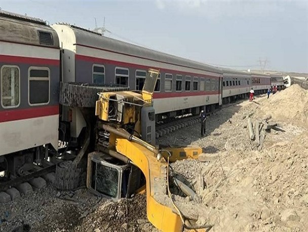 راننده بیل مکانیکی حادثه قطار مشهد_ یزد زنده است
