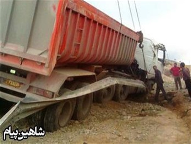 واژگونی تریلی سنگین در شاهین دژ