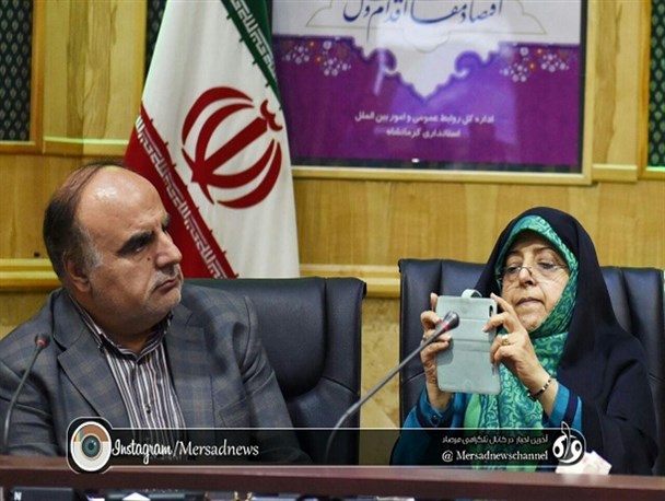 تفریح ابتکار در جلسه بحران ریزگردها/ از سلفی با بینی استاندار کرمانشاه تا مدیریت اینستاگرامی + تصاویر