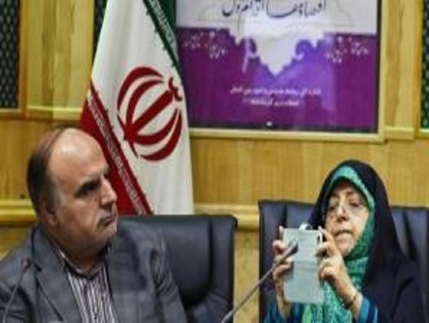 تفریح ابتکار در جلسه بحران ریزگردها/ از سلفی با بینی استاندار کرمانشاه تا مدیریت اینستاگرامی+تصاویر