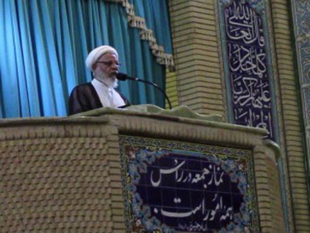 مسئولینی که حقوق نا متعارف دریافت کرده اند، سریعا باید برکنار و مبالغ به بیت المال باز گردانده شود