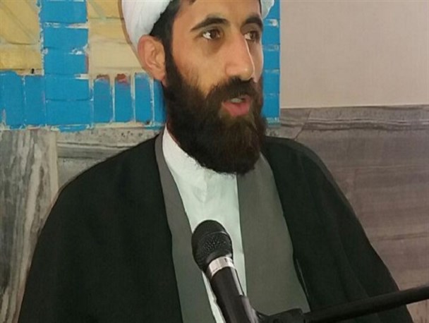 اگر امام جمعه فقیه نباشد، پیش‌نماز جمعه است