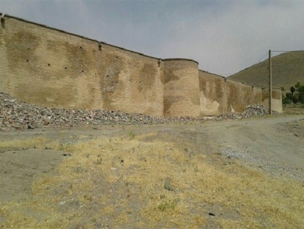 مسئولان، کاروانسرای دوران صفویه را فراموش کرده اند؟!/محوطه کاروانسرای عباسی نیاز به بازسازی دارد+تصاویر