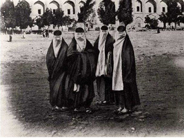 نقش زنان پوشیده کرمان در سرامیک‌های هزارساله/ ترویج زیبایی‌های پوشیدگی در اشعار زن حکمران کرمانی