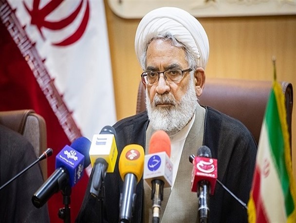 نیروی انتظامی موظف به برخورد با کشف حجاب است