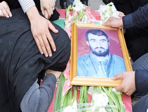 شهید بیژنی در آغوش خانواده اش قرار گرفت