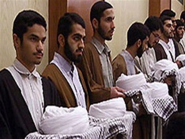 طلبه ی منتخب امام زمان (عج) باید همواره خدا را به یاد مردم بیاورد