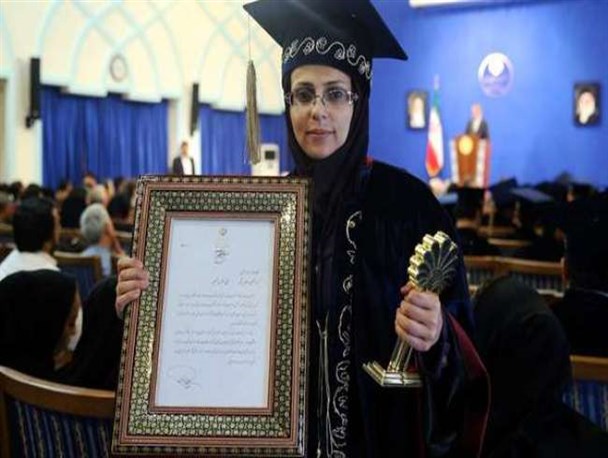 بانوی جوان ارسنجانی دانشجوی نمونه کشور شد