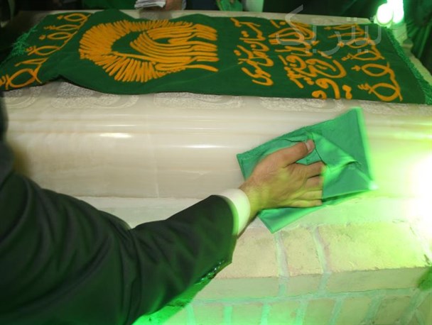 گزارش تصویری/عطرافشانی و غبارروبی امامزادگان جعفر و محمد (ع) توسط خادمان رضوی