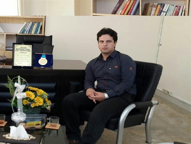 طراحی و ساخت اولین نیمکت هوشمند خورشیدی شهری توسط جوان کردستانی