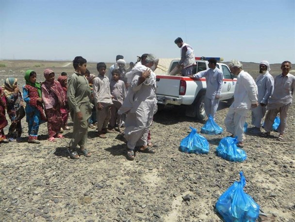 توزیع سبد غذایی بین نیازمندان روستای کلان و سورچکی