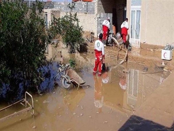 امدادرسانی هلال احمر به ۸۵ خانوار سیل‌زده ازنا و الیگودرز
