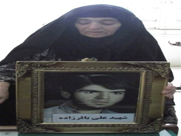 وقتی قاب عکس شهید مونس مادر می شود