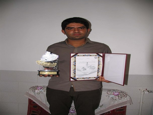 کسب رتبه برتر طراحی پوستر توسط جوان رفسنجانی / عکس