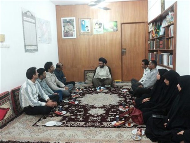 جمعی از بهورزان و کارکنان شبکه بهداشت دیلم با امام جمعه دیدار کردند