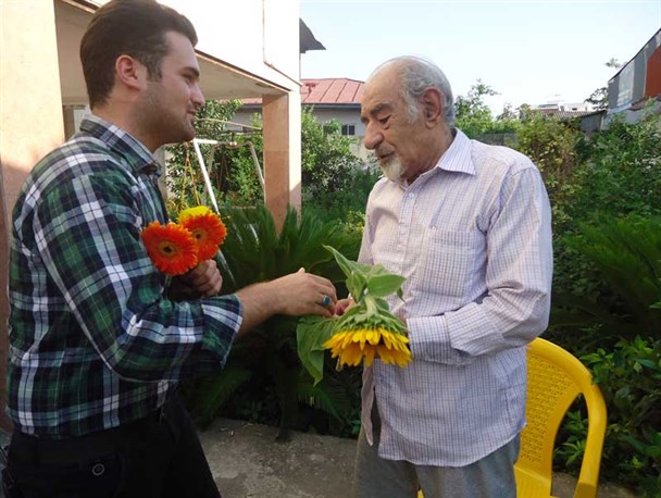 ملاقات اعضای کانون فرهنگی شهدای مسجد رضویه قارویر بندرانزلی با سالمندان