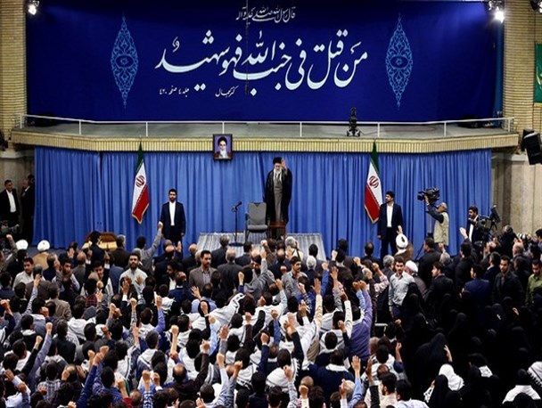عکس نوشته/ دیدار رهبر انقلاب با خانواده های شهدای مِنا و مسجدالحرام