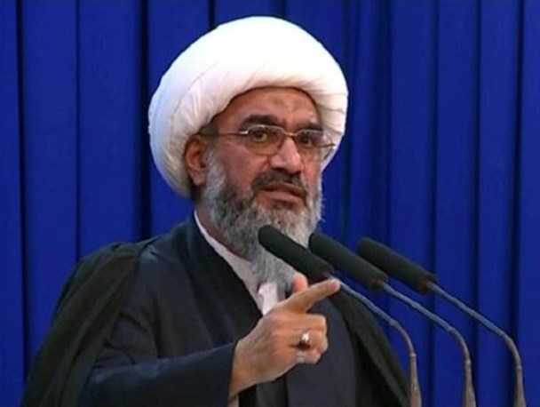کسی که به جبهه استکبار لبخند زند و دست مذاکره ذلت بار دهد در اردوگاه دشمن است