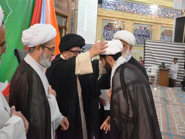 عمامه گذاری طلاب همزمان با عید غدیر در محلات+عکس