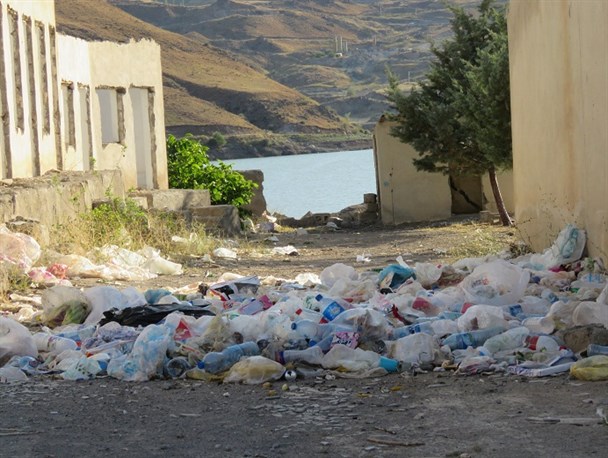 وضعیت نامناسب زباله در مسیر آبگرم گیوی / تصاویر