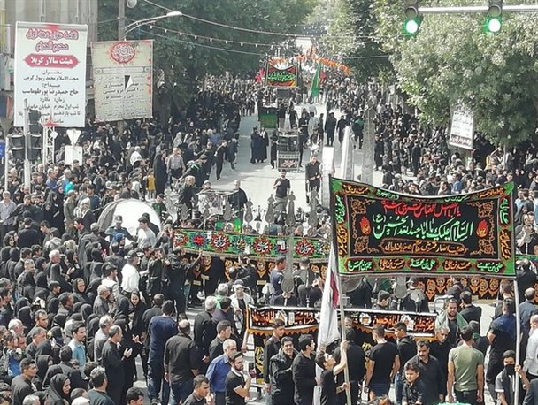 کرمانشاهیان غرق در سوگ و ماتم شدند/ طنین نوای «بی علمدارم برا» در دروازه کربلا