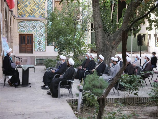متفکر بار آوردن طلاب؛ رسالت حوزه‌های علمیه است