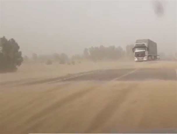 اختلال تردد در مسیرهای مواصلاتی شمال سیستان وبلوچستان در پی وقوع طوفان شن/ تلاش برای بازگشایی مسیرها تداوم دارد