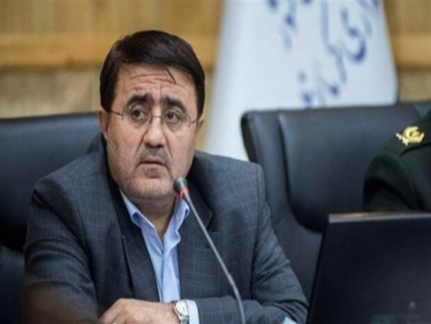 زوار حاضر در پایانه مرزی خسروی در حال خروج از مرز هستند